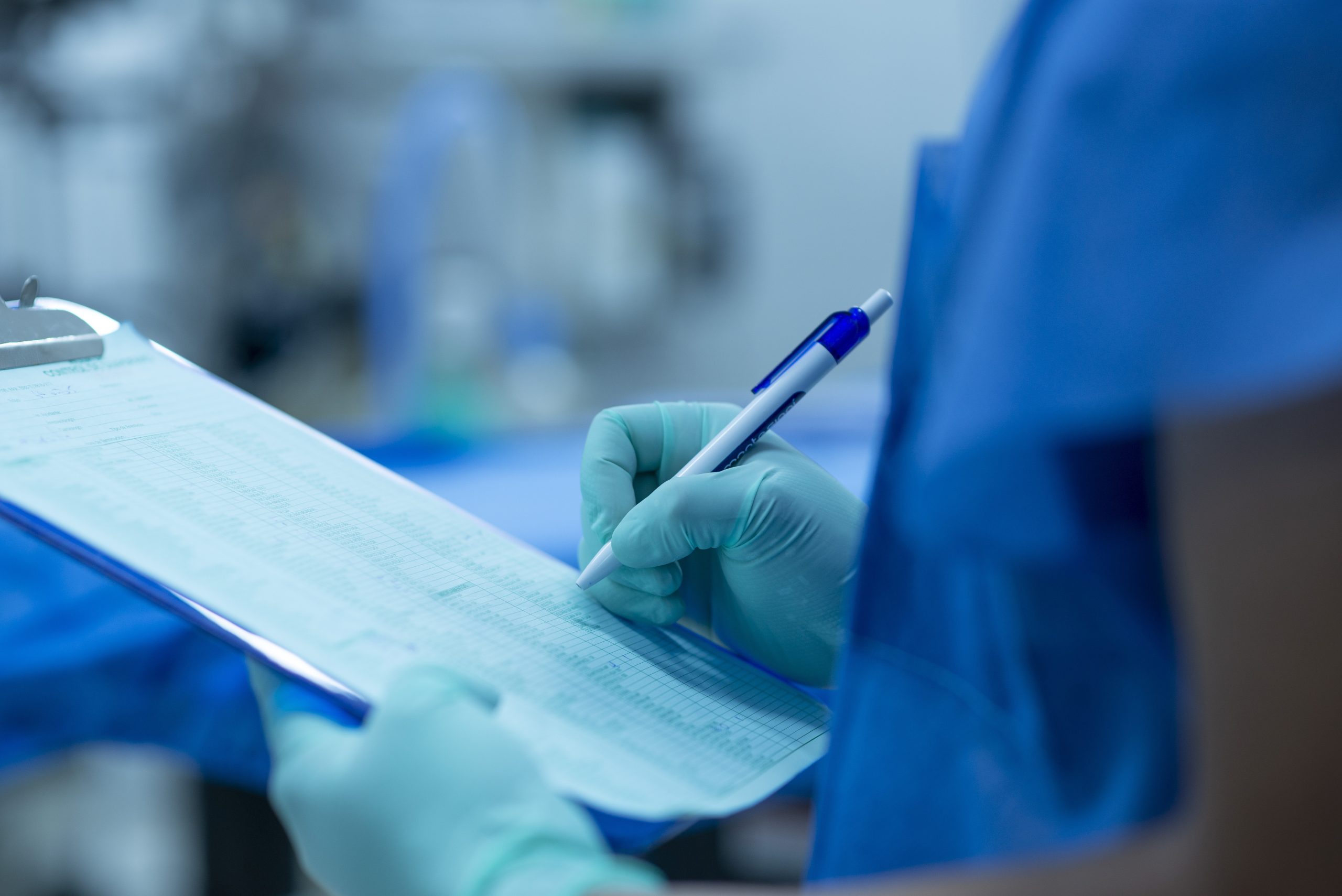 Medicinski radnik popunjava upitnik