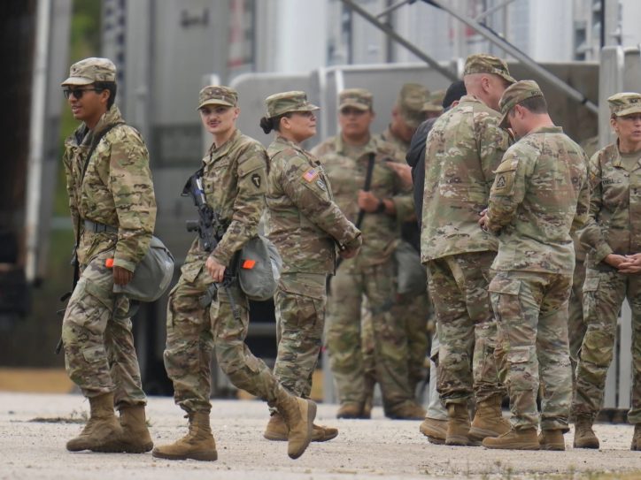 Vojno osoblje u uniformama, sa oznakom Nacionalne garde Teksasa u Rezervnom centru vojske SAD, u Elvudu, predgrađu Čikaga.