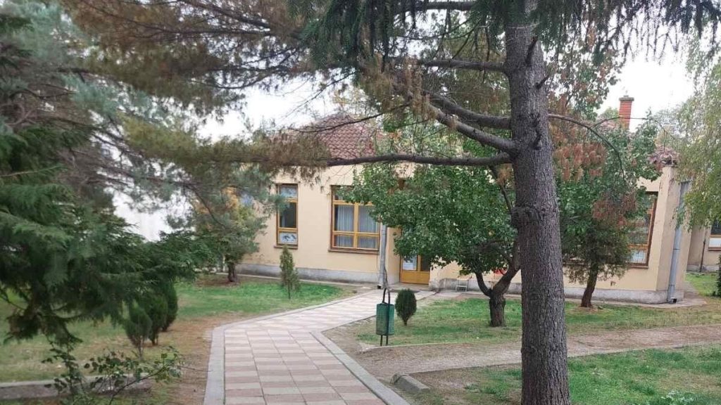 U Osnovnoj školi “Jastrebački partizani” u Merošini nema grejanja i plafon prokišnjava.