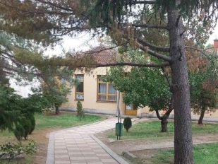 U Osnovnoj školi “Jastrebački partizani” u Merošini nema grejanja i plafon prokišnjava.