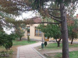 U Osnovnoj školi “Jastrebački partizani” u Merošini nema grejanja i plafon prokišnjava.