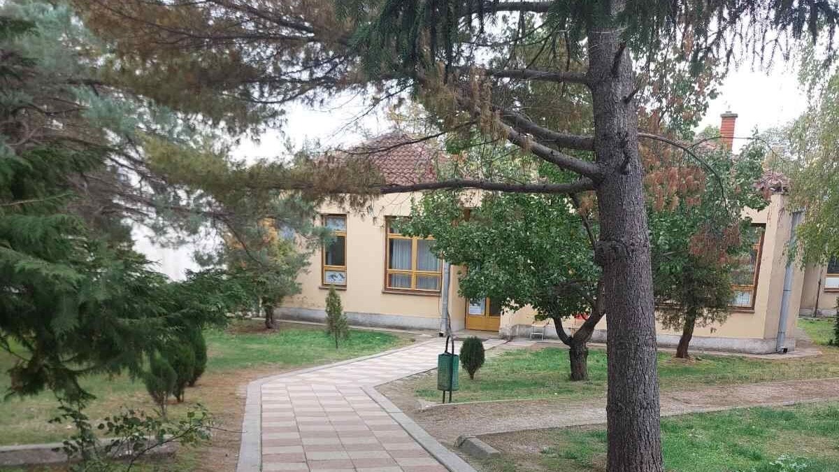 U Osnovnoj školi “Jastrebački partizani” u Merošini nema grejanja i plafon prokišnjava.