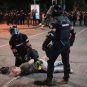 Policija privodi demonstranta na protestu