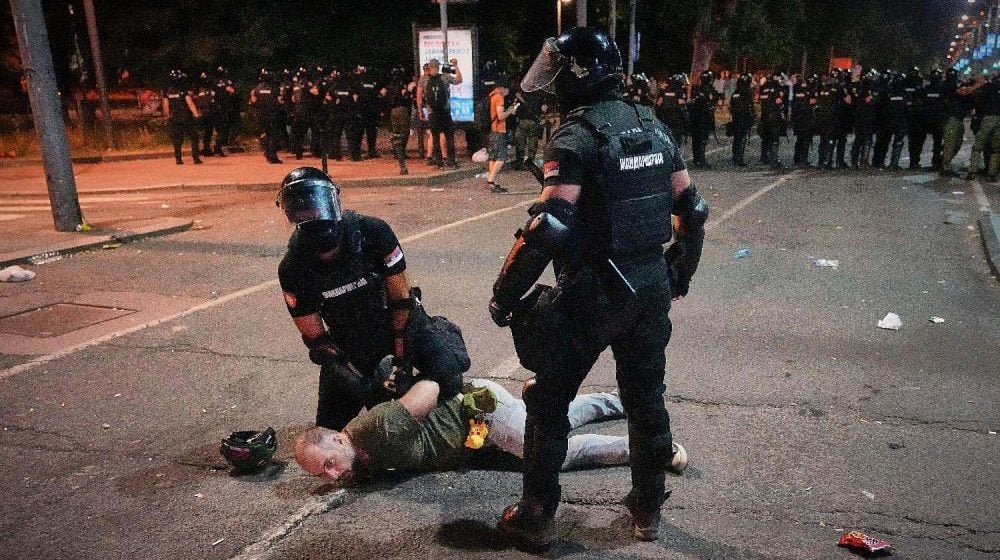 Policija privodi demonstranta na protestu