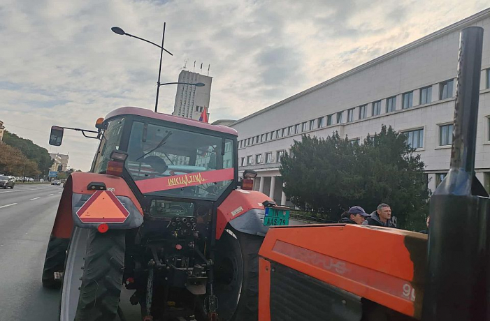 Poljoprivrednici protestuju u Novom Sadu tražeći od vlasti da im ispuni dugogodišnje zahteve, a vlast ocenjuje da su ti zahtevi preveliki i politički obojeni.
