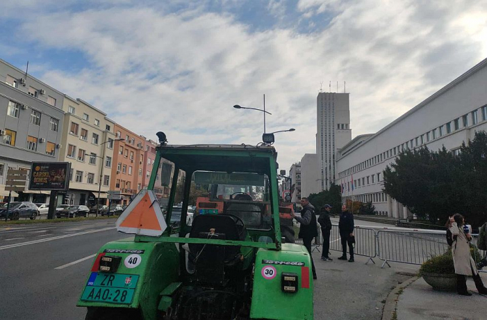 Poljoprivrednici protestuju u Novom Sadu tražeći od vlasti da im ispuni dugogodišnje zahteve, a vlast ocenjuje da su ti zahtevi preveliki i politički obojeni.
