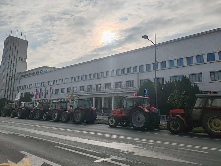 Poljoprivrednici protestuju u Novom Sadu tražeći od vlasti da im ispuni dugogodišnje zahteve, a vlast ocenjuje da su ti zahtevi preveliki i politički obojeni.