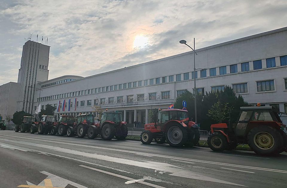 Poljoprivrednici protestuju u Novom Sadu tražeći od vlasti da im ispuni dugogodišnje zahteve, a vlast ocenjuje da su ti zahtevi preveliki i politički obojeni.