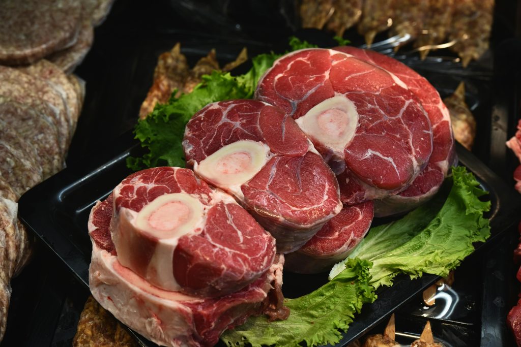 Prošle godine se kilogram teletine sa kostima mogao kupiti za 1.099,99 dinara, dok se u Kragujevcu teleća rebra, vrat i kotleti sada prodaju za 1.899,99 dinara.