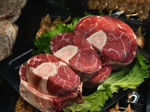 Prošle godine se kilogram teletine sa kostima mogao kupiti za 1.099,99 dinara, dok se u Kragujevcu teleća rebra, vrat i kotleti sada prodaju za 1.899,99 dinara.