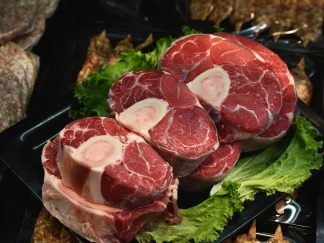Prošle godine se kilogram teletine sa kostima mogao kupiti za 1.099,99 dinara, dok se u Kragujevcu teleća rebra, vrat i kotleti sada prodaju za 1.899,99 dinara.
