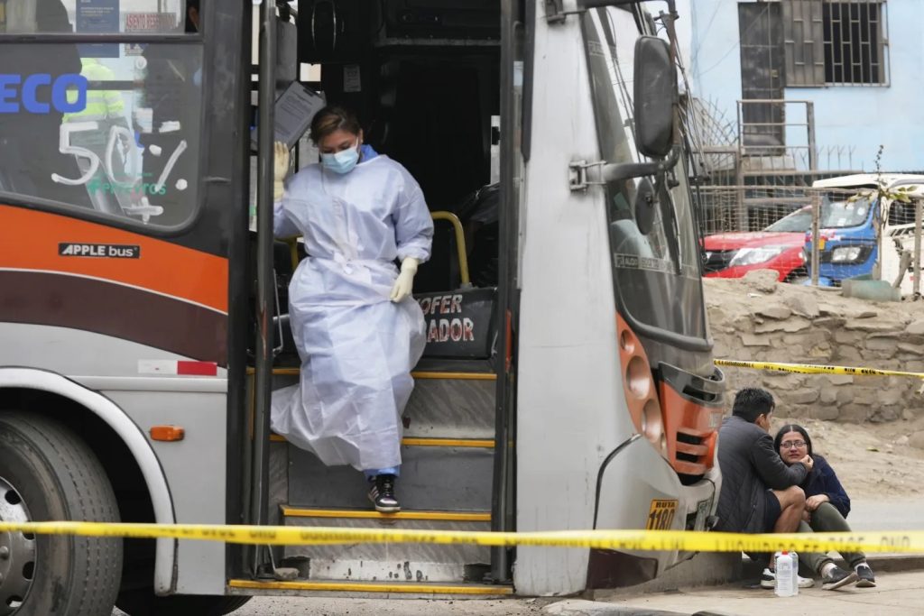 Policijski uviđaj na mestu ubistva jednog vozača autobusa u predgrađu Lime