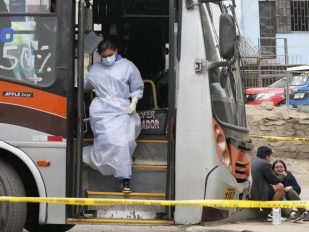 Policijski uviđaj na mestu ubistva jednog vozača autobusa u predgrađu Lime