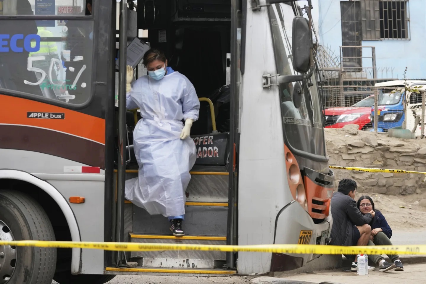 Policijski uviđaj na mestu ubistva jednog vozača autobusa u predgrađu Lime