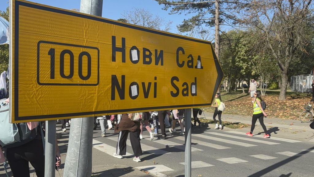 U nameri da spreči građane da dođu na komemorativni skup u Novom Sadu, režim je učinio sve da ih spreči u tome. Pošto vozovi ne saobraćaju, građanima preostaje drumski saobraćaj.