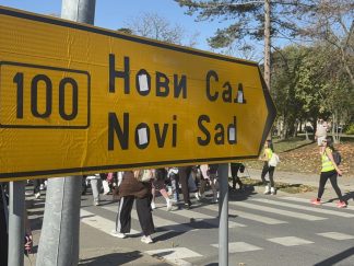 U nameri da spreči građane da dođu na komemorativni skup u Novom Sadu, režim je učinio sve da ih spreči u tome. Pošto vozovi ne saobraćaju, građanima preostaje drumski saobraćaj.