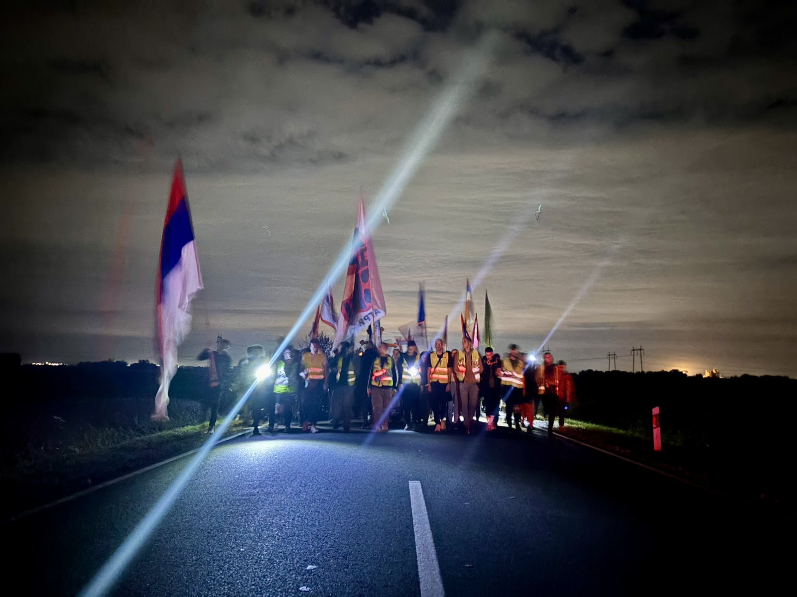 Studenti u mraku pred Inđijom sa srpskom zastavom