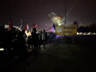 Studenti pešače u mraku vidi se tabla sa natpisom Inđija