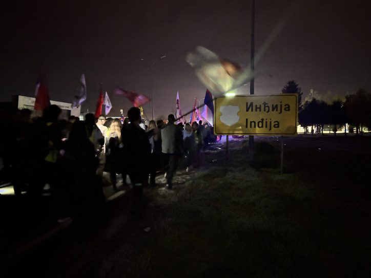 Studenti pešače u mraku vidi se tabla sa natpisom Inđija