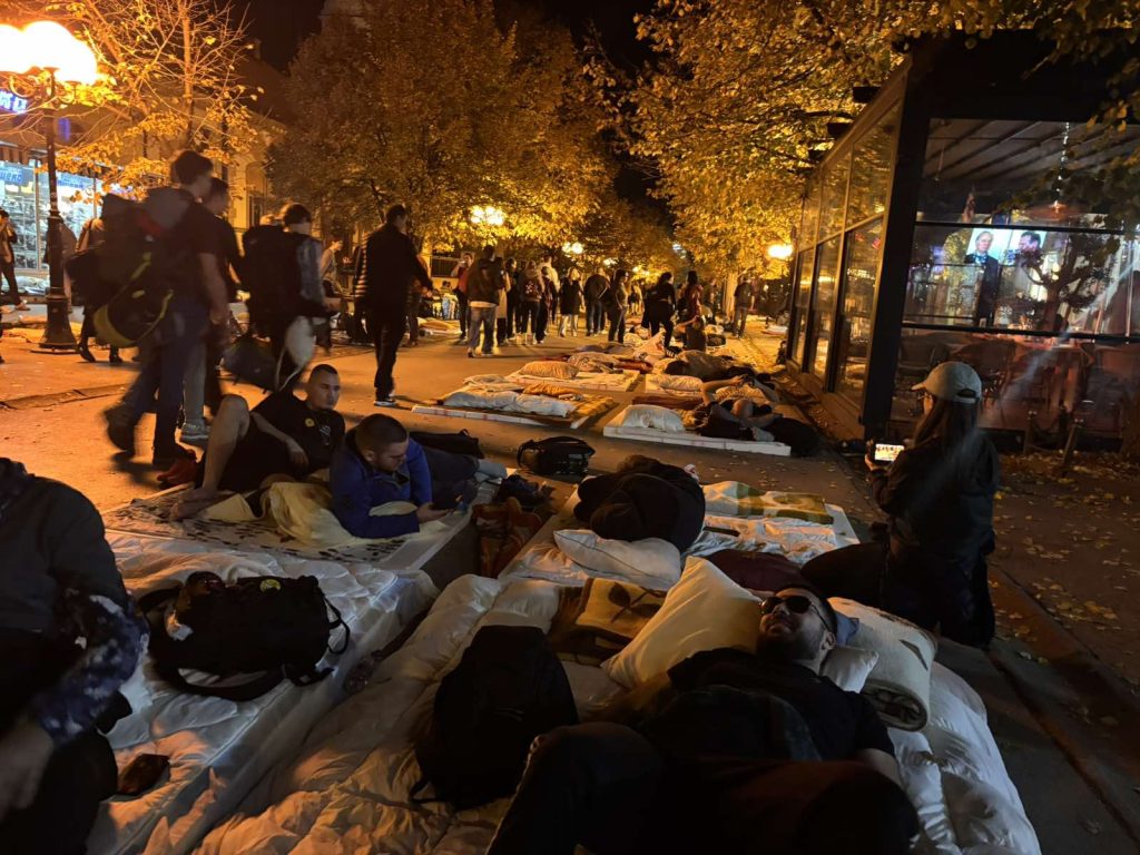 Studenti u Inđiji na madracima spavaju na ulici pod vedrim nebom