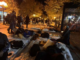 Studenti u Inđiji na madracima spavaju na ulici pod vedrim nebom