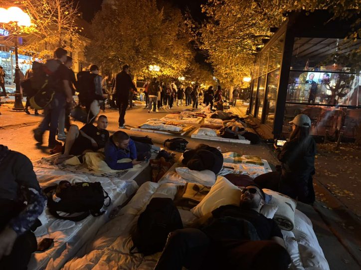 Studenti u Inđiji na madracima spavaju na ulici pod vedrim nebom