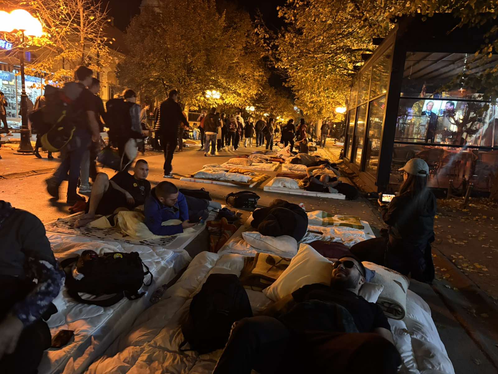 Studenti u Inđiji na madracima spavaju na ulici pod vedrim nebom