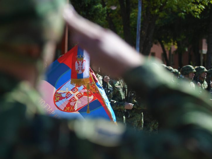 Vojnik pozdravlja, zastava srbije u pozadini