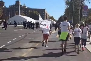 „Trkač Nenad iz ‘Trčimo za studente’ je pretučen ispred Doma Narodne skupštine“, objavili su studenti