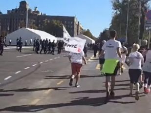 „Trkač Nenad iz ‘Trčimo za studente’ je pretučen ispred Doma Narodne skupštine“, objavili su studenti