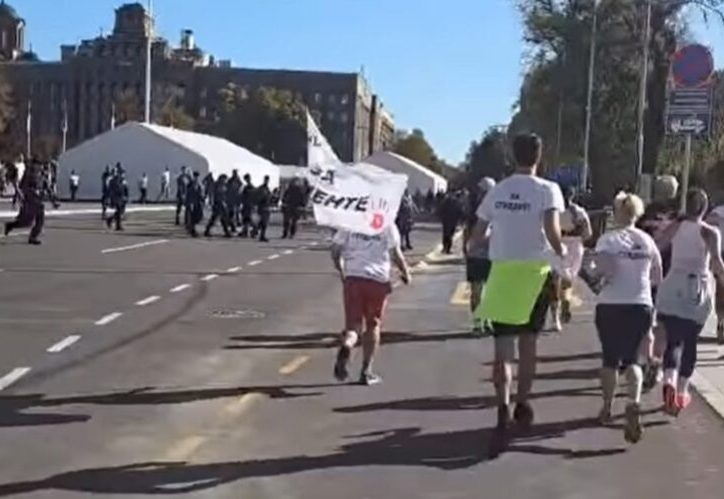 „Trkač Nenad iz ‘Trčimo za studente’ je pretučen ispred Doma Narodne skupštine“, objavili su studenti