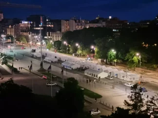 Beli šatori ispred Narodne skupštine Republike Srbije - „Ćacilend"