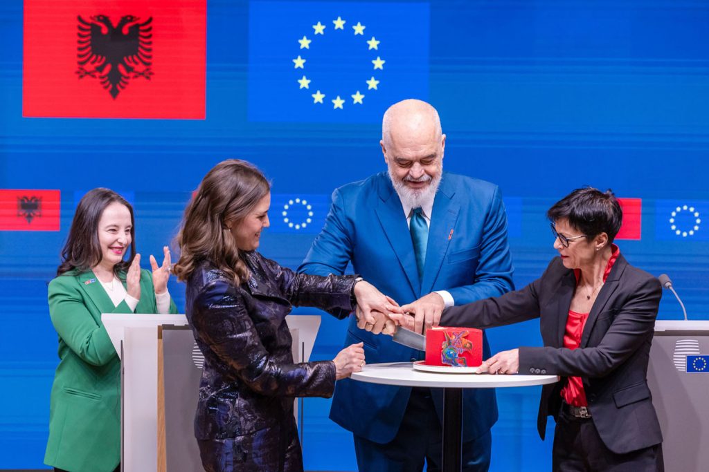 Edi Rama i Marta Kos seku tortu