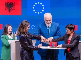 Edi Rama i Marta Kos seku tortu