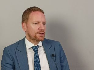 Grupa od 26 nevladinih organizacija za zaštitu ljudska prava ocenila je da je pristup na koji je sproveden postupak izbora novog Poverenika za zaštitu ravnopravnosti narušio kredibilitet institucije ključne za borbu protiv diskriminacije.