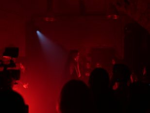 Cilj kampanje „Dok nas smrt ne rastavi“ Autonomnog ženskog centra je da upozori da femicid nije iznenadna tragedija, već poslednji čin dugotrajnog nasilja koje je okolina mogla da prepozna.