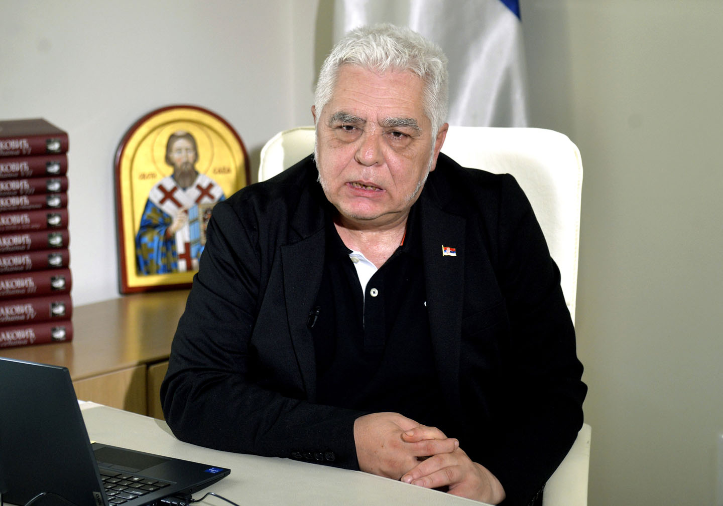 Ministar informisanja Boris Bratina u crnom sa ikonom