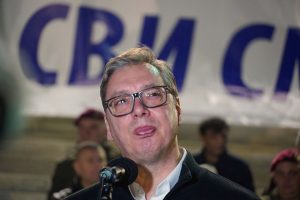 Predsednik Srbije Aleksandar Vučić gleda u visinu ispred Narodne Skupštine