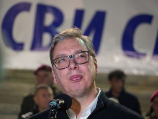 Predsednik Srbije Aleksandar Vučić gleda u visinu ispred Narodne Skupštine
