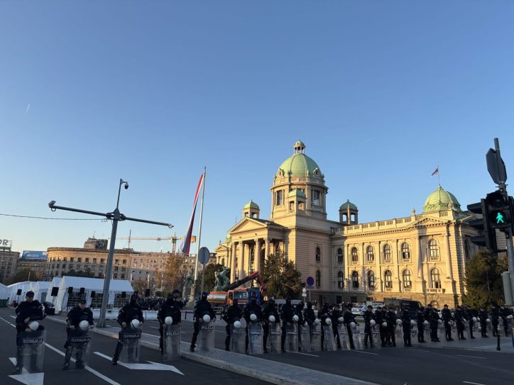 Sumnja se da je D. P. (27) na platou ispred Narodne skupštine tridesetsedmogodišnjem muškarcu (37) koji je „učesnik prijavljenog skupa“ u Ćacilendu, nožem naneo povredu u predelu natkolenice.