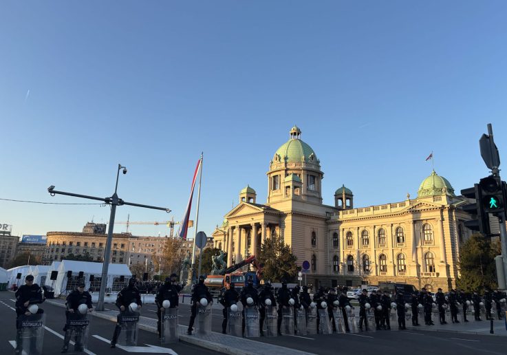 Sumnja se da je D. P. (27) na platou ispred Narodne skupštine tridesetsedmogodišnjem muškarcu (37) koji je „učesnik prijavljenog skupa“ u Ćacilendu, nožem naneo povredu u predelu natkolenice.