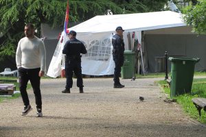 Žitelji Ćacilenda prvo su pretukli odbornika Skupštine Beograda Aleksandra Jovanovića a zatim nasrnuli i na njegovog advokata. Policija je ponovo bila pasivna.