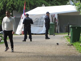 Žitelji Ćacilenda prvo su pretukli odbornika Skupštine Beograda Aleksandra Jovanovića a zatim nasrnuli i na njegovog advokata. Policija je ponovo bila pasivna.