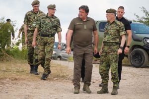 Ministar odbra Bratislav Gašić i načelnik Generalštaba Milan Mojsilović na vojnoj vežbi
