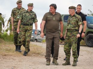 Ministar odbra Bratislav Gašić i načelnik Generalštaba Milan Mojsilović na vojnoj vežbi