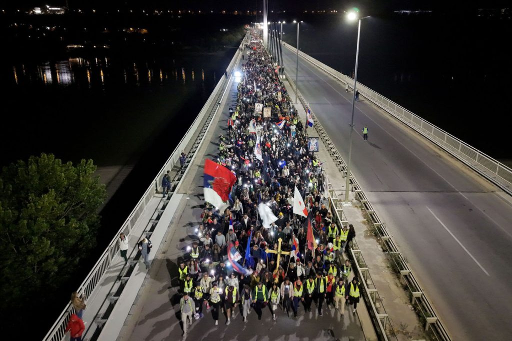 Studenti su pokrenuli bujicu koja sada nosi sve pred sobom: i ono što dolazi s leve strane političke scene i ono što se nalazi s desne strane i apolitične građane i zbunjene i dezorijentisane.