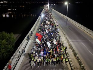 Studenti su pokrenuli bujicu koja sada nosi sve pred sobom: i ono što dolazi s leve strane političke scene i ono što se nalazi s desne strane i apolitične građane i zbunjene i dezorijentisane.