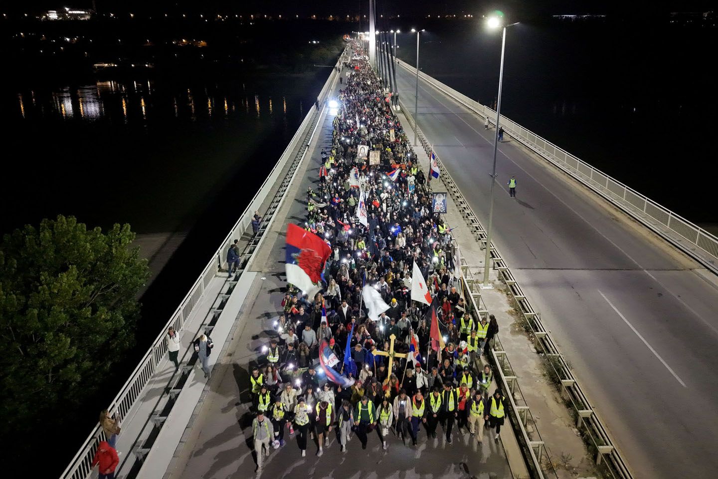 Studenti su pokrenuli bujicu koja sada nosi sve pred sobom: i ono što dolazi s leve strane političke scene i ono što se nalazi s desne strane i apolitične građane i zbunjene i dezorijentisane.