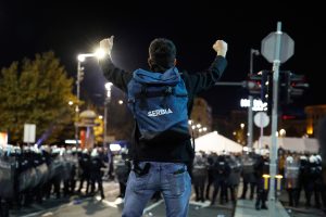 Čovek ispred kordona policije koja štiti ćacilend