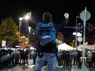 Čovek ispred kordona policije koja štiti ćacilend